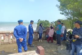 Sambang Dialogis, Sat Polairud Imbau Wisatawan Pantai Alam Sekunyit Untuk Tidak Mandi Ditepi Pantai  