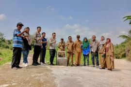 Kapolsek Pino Hadiri Sertifikasi Pembangunan Sarana Gedung Olah Raga Desa dan Rabat Beton Desa Talang Tinggi 
