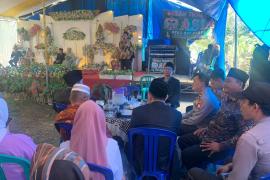 Jalin Silahturahmi Bersama Warga, Kapolsek Kaur Utara Hadiri Resepsi Pernikahan Kelurahan Simpang Tiga