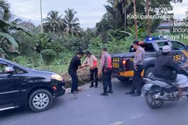 Patroli di Jalan Lintas, Sat Samapta Polres Rejang Lebong Bantu Warga yang Mengalami Kerusakan 
