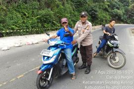 Polsek Sindang Kelingi Sampaikan Himbauan Tertib Lantas Kepada Pengendara