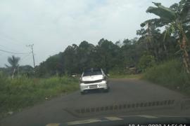 Berikan Rasa Aman kepada Warga yang Melintas, Polsek Sindang Kelingi Berikan Pengawalan 