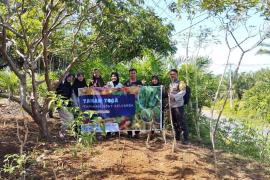 Bersama Mahasiswa KKN, Bhabinkamtibmas Polsek Lais Buat Kebun Toga