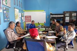 Bhabinkamtibmas Polsek Air Besi Hadiri Kegiatan Penilaian Lomba Kampung Merah Putih