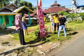 Bersama Warga, Bhabinkamtibmas Polsek Lais Hias Desa Sambut HUT RI Ke-78