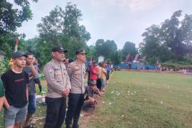 Jamin Lancarnya Pertandingan Bola Kaki, Kapolsek Giri Mulya Melakukan Pengamanan