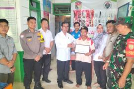 Bhabinkamtibmas Polsek Lubuk Pinang Awasi Langsung BLT-DD Desa Sinar Jaya