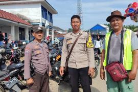 Bhabinkamtibmas Polsek Lubuk Pinang Sambangi Petugas Parkir di Pasar Sampaikan Imbauan Kamtibmas