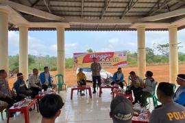 Minggu Kasih Bersama Warga Desa Bukit Indah, Polsek Nasal Sosialisasikan Aplikasi Super Presisi 