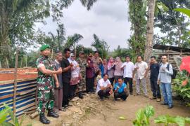 Laksanakan Monitoring dan Evaluasi, Bhabinkamtibmas Polsek Lais Cek Realisasi Pembangunan 