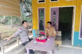 Pererat Silaturahmi, Bhabinkamtibmas Sambangi Kepala Desa