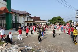 Puncak HUT RI ke 78, Bhabinkamtibmas Polres Rejang Lebong Ikuti Jalan Santai dan Senam Jantung Sehat  di desa Teladan 