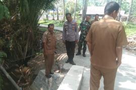 Dukung Program Pembangun di Desa, Kapolsek Lais Cek Pekerjaan Pembangunan Rabat Beton 