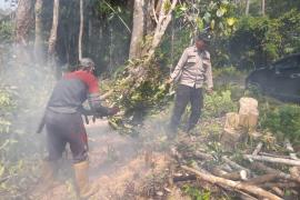 Temukan Titik Api, Personel Polsek Lais Bantu Padamkan