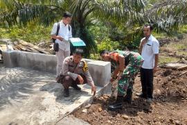 Monitoring Pembangunan, Bhabinkamtibmas Cek Fisik Pembangunan di Desa Datar Lebar 