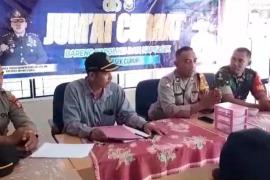 Polsek Curup Gelar Jumat Curhat dan Salurkan Bantuan Sosial