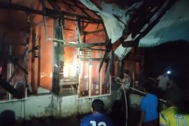 Quick Respon Polsek Giri Mulya Bantu Padamkan Kebakaran Rumah Warga 