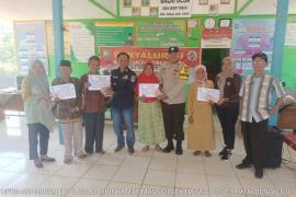Dukung Program Pemerintah Berjalan Lancar, Bhabinkamtibmas Monitoring Pembagian BLT-DD Tahap III di Desa Bukit Indah 