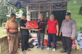 Polsek Giri Mulya Dampingi Dinsos Serahkan Bantuan kepada Korban Musibah Kebakaran