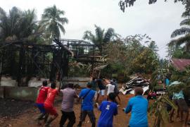 Polsek Giri Mulya Gotong Royong bersama Warga Bersihkan Sisa Kebakaran