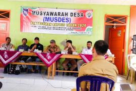 Dukung Pembangunan di Desa, Bhabinkamtibmas Hadiri Musdes Talang Ulu 