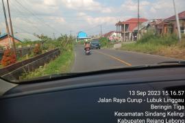 Polsek Sindang Kelingi Berikan Pengawalan kepada Warga Musi Rawas yang melintas di Jalan Lintas Curup