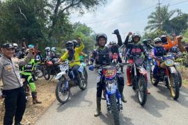 Polsek Giri Mulya Bersama Comunitas Trail Adventure Bengkulu Utara Lakukan Bakti Sosial