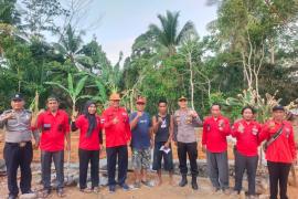 Kapolsek Giri Mulya bersama Ormas PBB Serahkan Bansos kepada Korban Kebakaran