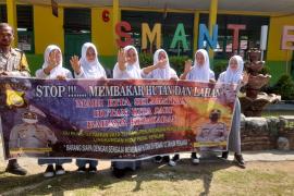 Police Goes To School, Polsek Lais Sosialisasikan Karhutla Ajak Para Siswa Cegah Kebakaran Hutan dan Lahan 