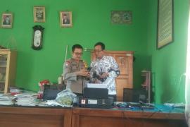 Gencar Sosialisasikan Aplikasi Super APP, Personel Polsek Lais Sambangi SMPN 06 Bengkulu Utara