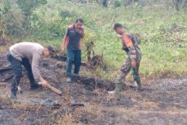 Polsek Giri Mulya Bersinergi Bersama TNI dan Damkar Serta Masyarakat Padamkan Karhutla