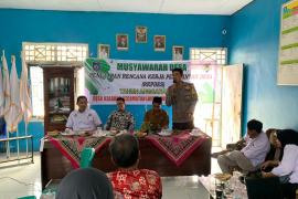 Bhabinkamtibmas Hadiri Musyawarah Penetapan Rencana Kerja Desa Kalbang 