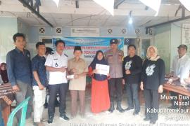 Bhabinkamtibmas Polsek Nasal Monitoring Pembagian BLT-DD Tahap III di Desa Muara Dua 