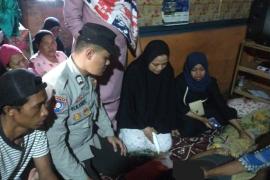 Turut Berduka Cita, Bhabinkamtibmas Sambangi Rumah Korban Tenggelam