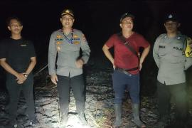 Quick Respon, Kapolsek Giri Mulya Bersama Personel Bantu Padamkan Kebakaran Lahan di Desa Tanjung Anom