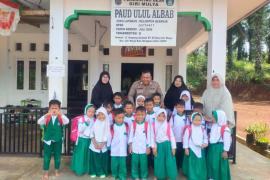 Hadir Ditengah Masyarakat, Polsek Giri Mulya Sambangi Paud Ulul Albab di Desa Giri Mulya 