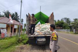 Bhabinkamtibmas Monitor Distribusi Beras Bansos di Kecamatan Air Napal