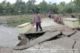 Pasca Terjadinya Banjir, Personel Polsek Kaur Utara Lakukan Monitoring Pengecekan Lahan yang Mengalami Kerusakan  