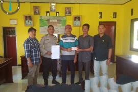 Dukung Program Desa Berjalan Lancar, Bhabinkamtibmas Polek Kaur Selatan Monitoring Pembagian BLT 