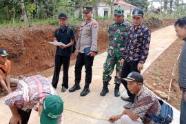 Polsek Giri Mulya Hadiri Monitoring Dan Evaluasi Pembangunan Fisik Di Desa Tanjung Anom