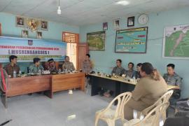 Dihadiri Bhabinkamtibmas, Teluk Ajang Gelar Musrenbangdes 2025 dan Tetapkan RKPDES 2024