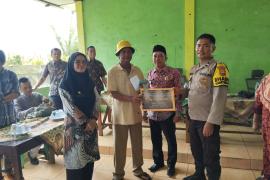 Dihadiri Bhabinkamtibmas, Desa Air Padang Salurkan BLT DD 