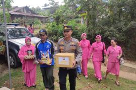 Kapolsek Giri Mulya Beserta Bhayangkari Ranting Giri Mulya Berikan Tali Kasih kepada Masyarakat yang Membutuhkan