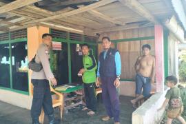 Bhabinkamtibmas Dampingi Tim Pemdes Tempelkan Stiker di Rumah Warga