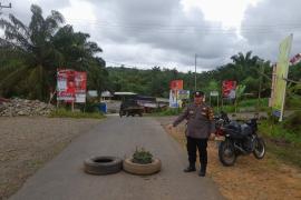 Quick Respon, Polsek Giri Mulya Bantu Evakuasi Mobil Truck Patah As Roda