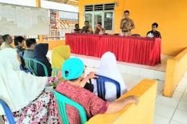 Bhabinkamtibmas Polsek Lais Hadiri Penyaluran BLT DD Tahap Akhir Tahun 2023 di Desa Lubuk Gedang
