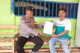 Bhabinkamtibmas Polsek Nasal Berikan Pelayanan Delivery SIK di Desa Tb.Rambutan