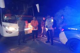 Berikan Rasa Aman, Polsek Sindang Kelingi Lakukan Pengawalan Kendaraan yang Melintas 