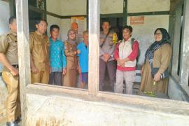 Didampingi Bhabinkamtibmas, Tim Pendamping Desa Tempelkan Stiker di Rumah Warga Penerima Bantuan Sosial