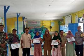 Penyaluran BLT DD di Desa Tanjung Anom di Hadiri oleh Bhabinkamtibmas Polsek Giri Mulya
